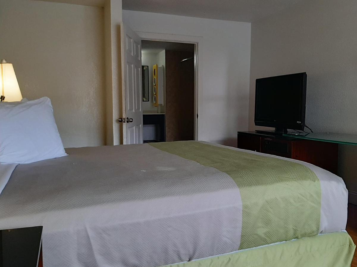 Econo Lodge Airport Near Billy Graham Parkway ชาร์ล็อต ภายนอก รูปภาพ