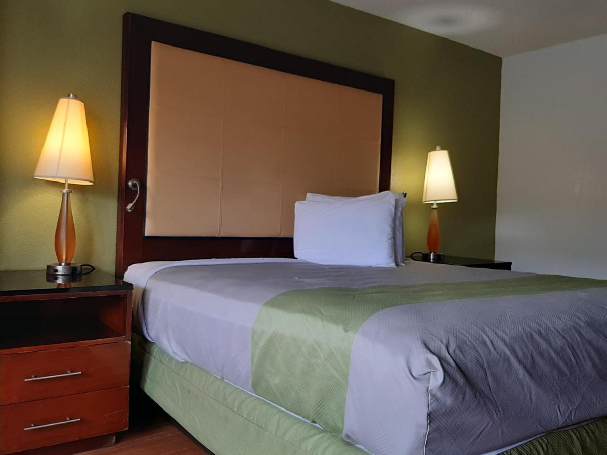 Econo Lodge Airport Near Billy Graham Parkway ชาร์ล็อต ภายนอก รูปภาพ