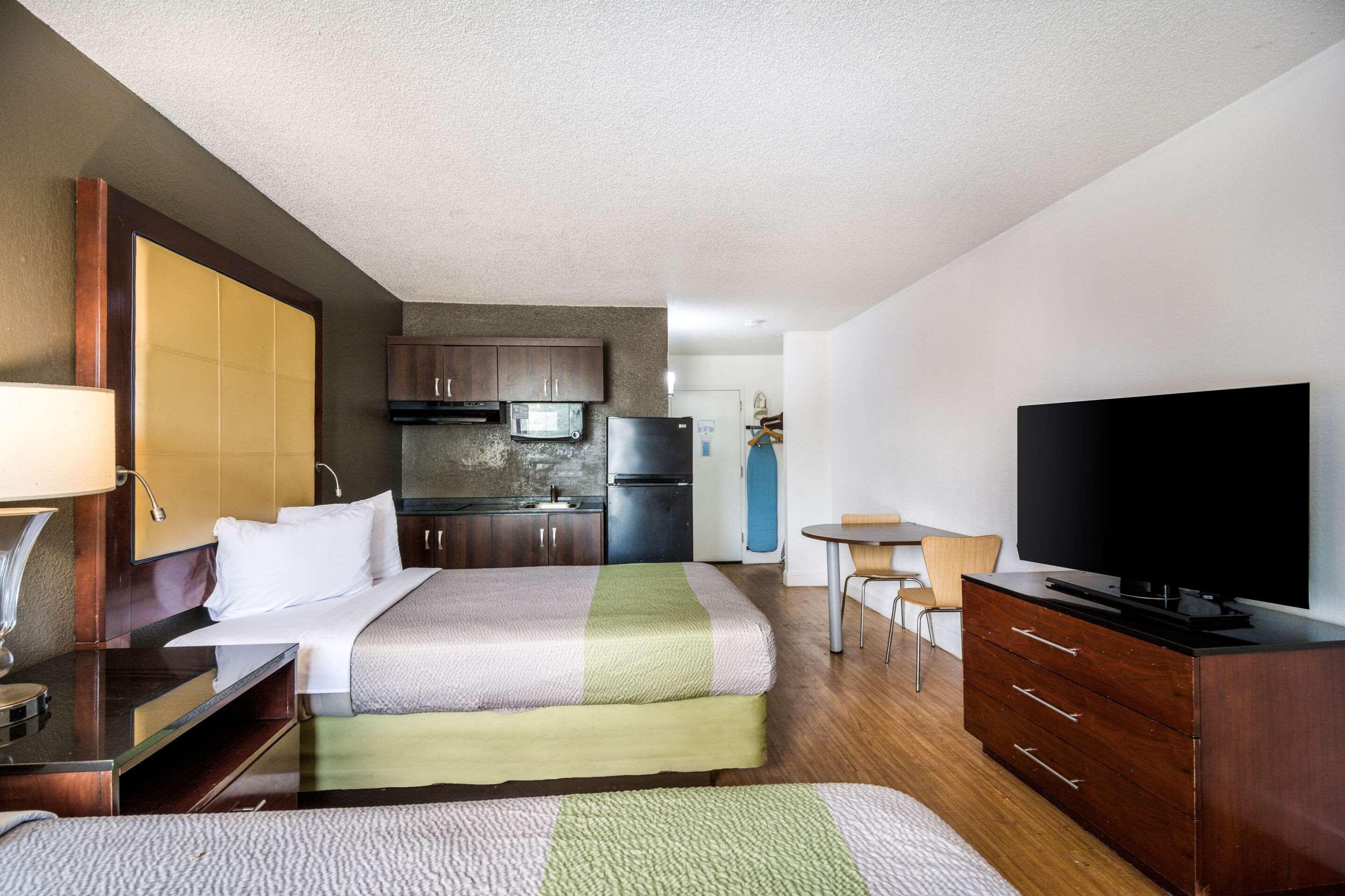 Econo Lodge Airport Near Billy Graham Parkway ชาร์ล็อต ภายนอก รูปภาพ