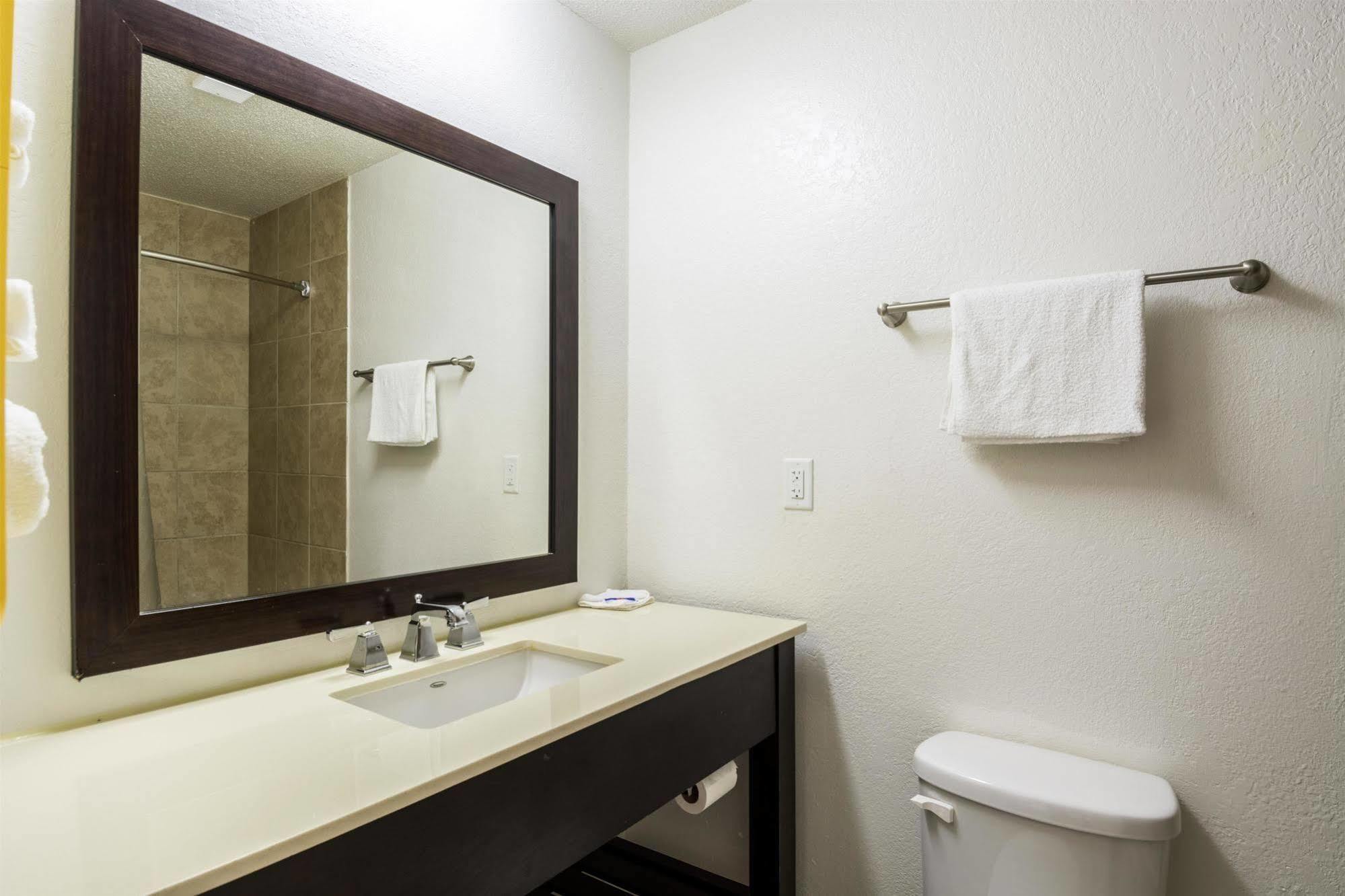 Econo Lodge Airport Near Billy Graham Parkway ชาร์ล็อต ภายนอก รูปภาพ