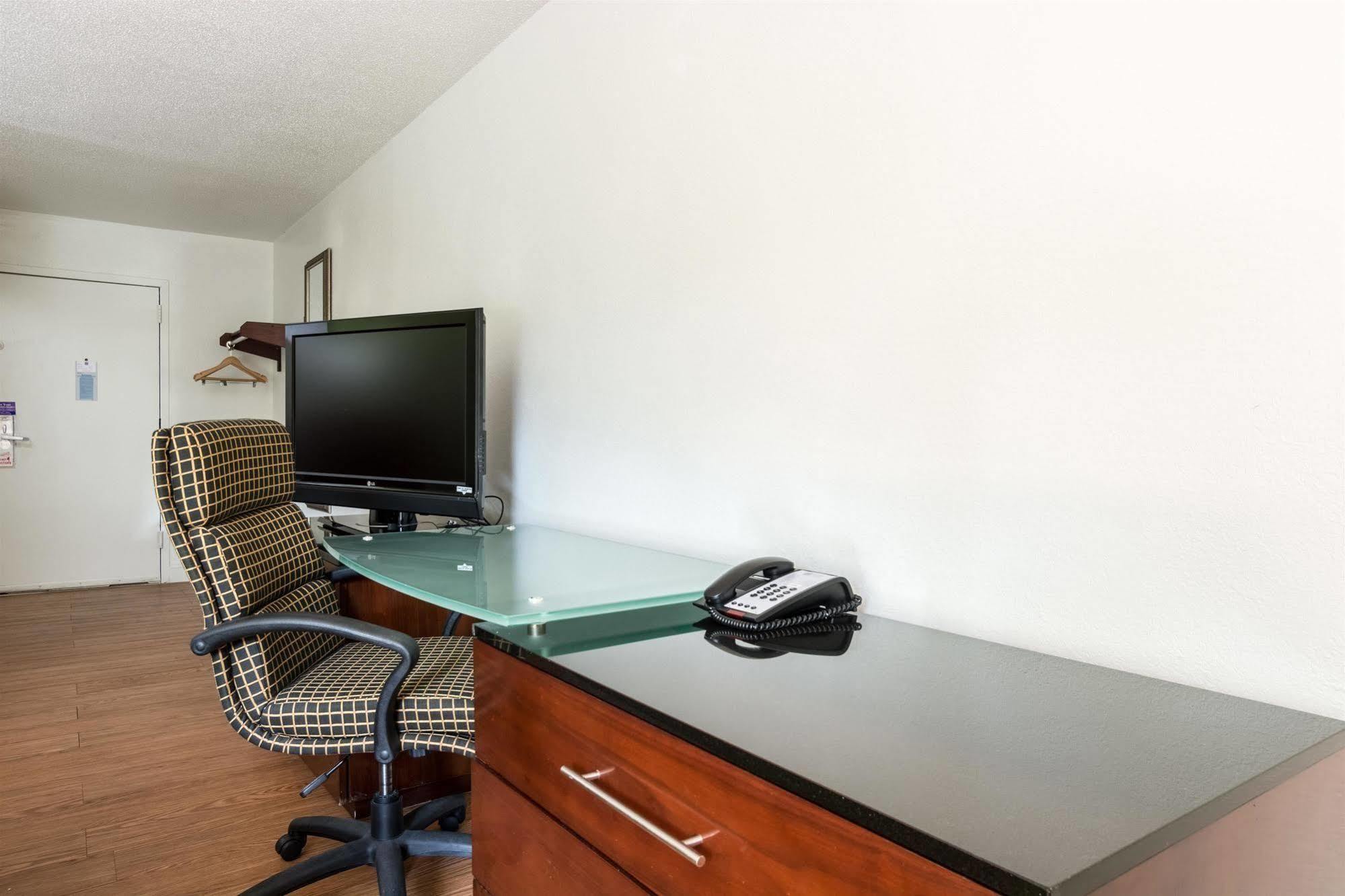 Econo Lodge Airport Near Billy Graham Parkway ชาร์ล็อต ภายนอก รูปภาพ